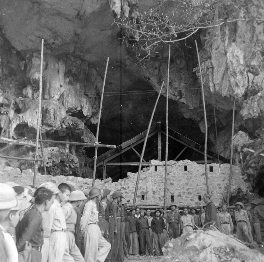 Hạ tuần tháng 8/1950, Chủ tịch Hồ Chí Minh đã lên đường ra mặt trận cùng Bộ Chỉ huy chiến dịch trực tiếp chỉ đạo chiến dịch. Trên đường ra mặt trận, Người ân cần thăm hỏi, nắm thêm tình hình, động viên bộ đội, dân công. Trong ảnh: Chủ tịch Hồ Chí Minh thăm và nói chuyện với cán bộ, chiến sỹ tham gia Chiến dịch biên giới 1950. (Nguồn: TTXVN)