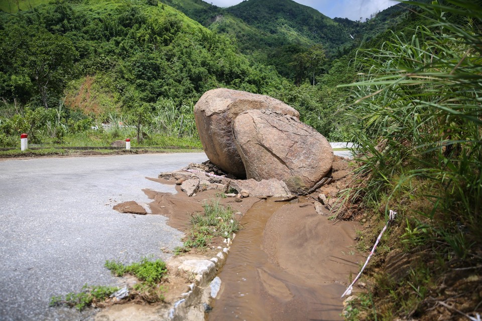 Những tảng đá nặng hàng chục tấn từ đỉnh núi lăn xuống Quốc lộ 16 đoạn qua xã Nhôn Mai, huyện Tương Dương. (Ảnh: Bích Huệ/TTXVN)