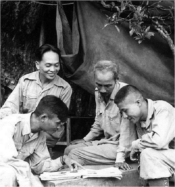 Hạ tuần tháng 8/1950, Chủ tịch Hồ Chí Minh đã lên đường ra mặt trận cùng Bộ Chỉ huy chiến dịch trực tiếp chỉ đạo chiến dịch. Trong ảnh: Đại tướng Võ Nguyên Giáp và Chủ tịch Hồ Chí Minh bàn kế hoạch tác chiến với các sỹ quan quân đội trong chiến dịch Biên giới năm 1950. (Nguồn: TTXVN)