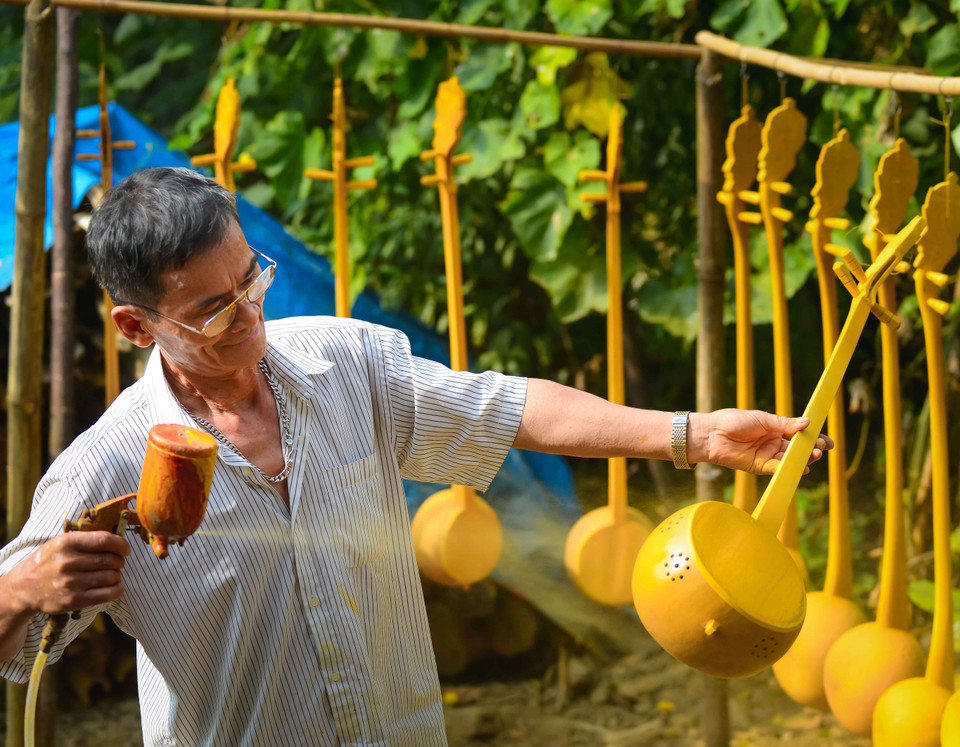 Công đoạn cuối cùng để hoàn thiện 1 cây đàn là phun sơn, phơi khô cho lên màu và tinh chỉnh lại lần cuối. (Ảnh: Việt Sơn/TTXVN)