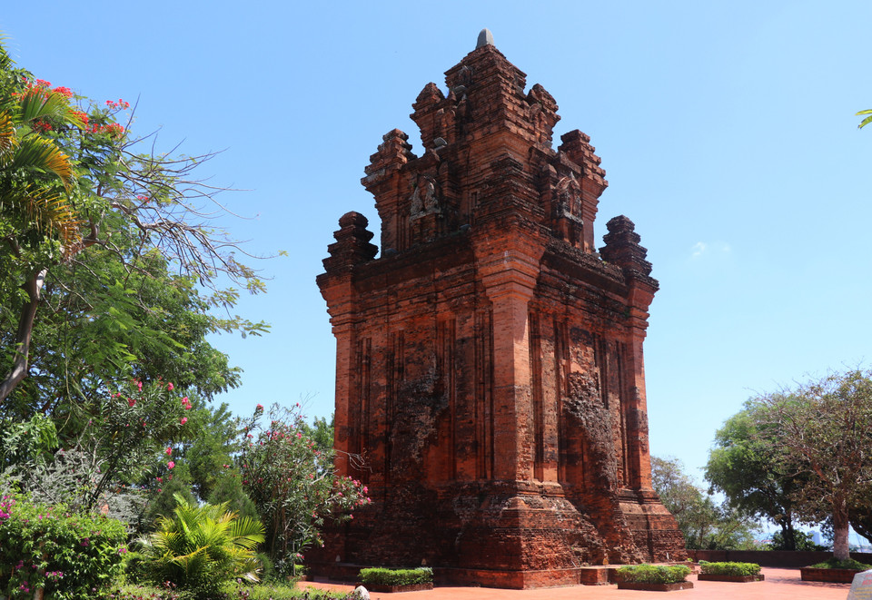 Vật liệu xây dựng bằng gạch nung và được xếp chồng lên nhau liền khít, giữa các viên gạch không hề thấy mạch hồ. (Ảnh: Phạm Cường/TTXVN)