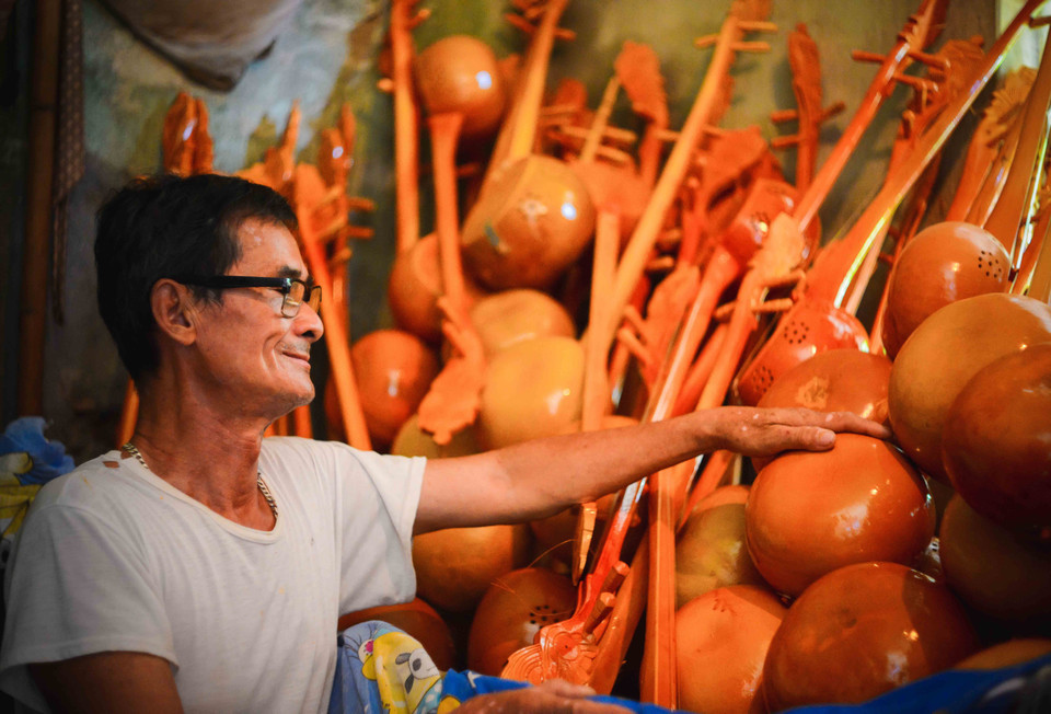 Đàn tính cung cấp cho các nghệ nhân hát then phải đặt hàng và được làm công phu, tỉ mỉ hơn nhiều so với hàng lưu niệm. (Ảnh: Việt Sơn/TTXVN)