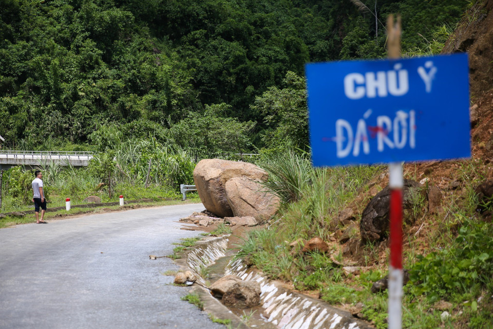 Để tránh tai nạn đáng tiếc xảy ra, cơ quan chức năng đã dựng biển cảnh báo tạm cho người đi đường. (Ảnh: Bích Huệ/TTXVN)