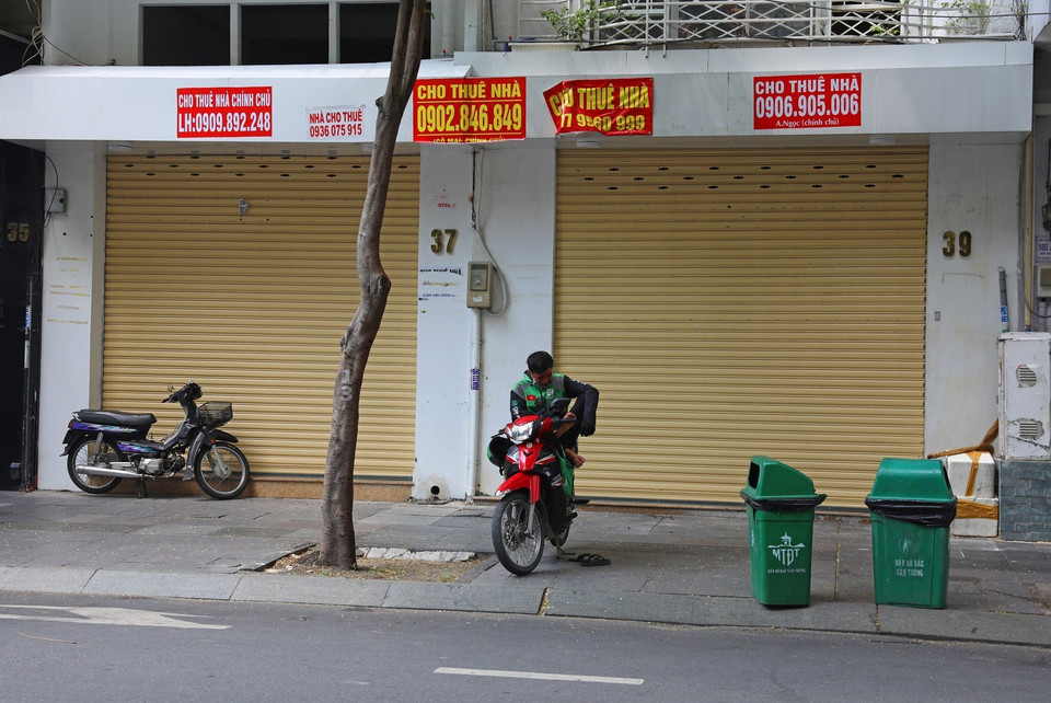 Nhiều cửa hàng trên đường Đồng Khởi có giá thuê mặt bằng khá đắt đỏ đã phải đóng cửa, treo biển cho thuê lại. (Ảnh: Ngọc Hà/TTXVN)