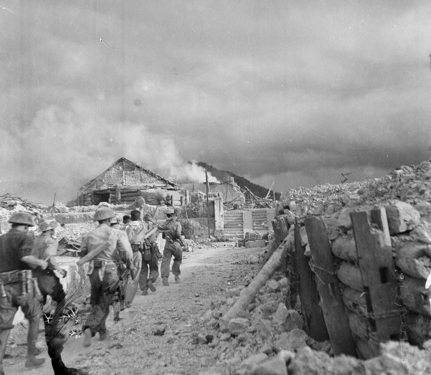 Trải qua 29 ngày chiến đấu quyết liệt, mưu trí, dũng cảm, quân và dân ta đã giành được thắng lợi rất to lớn trong Chiến dịch biên giới. Trong ảnh: Bộ đội ta tiến vào giải phóng thị trấn Đông Khê. (Nguồn: TTXVN)