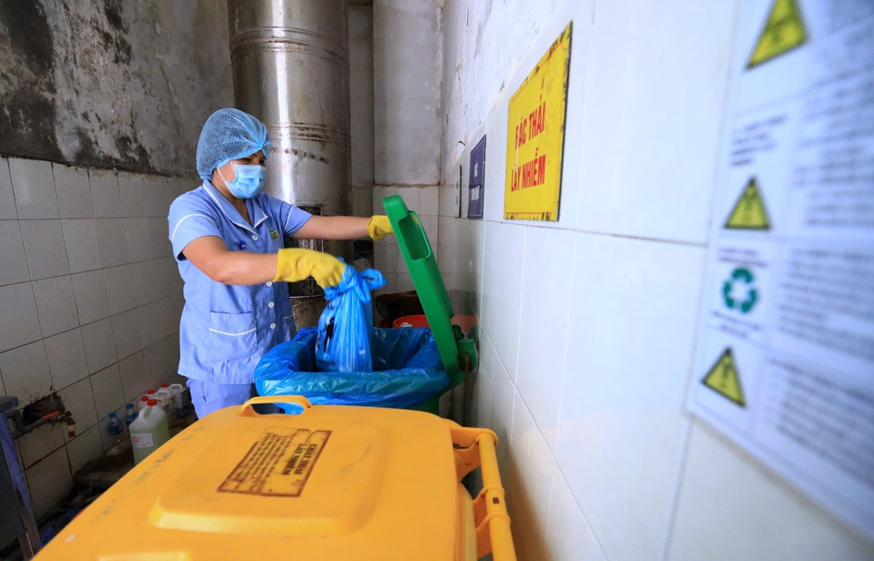 Chất thải y tế sau khi phân loại tại chỗ được nhân viên y tế vận chuyển đến nhà lưu chất thải Bệnh viện Thanh Nhàn. (Ảnh: Thành Đạt/TTXVN)