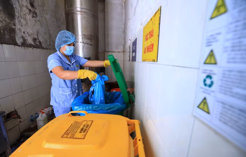 Chất thải y tế sau khi phân loại tại chỗ được nhân viên y tế vận chuyển đến nhà lưu chất thải Bệnh viện Thanh Nhàn. (Ảnh: Thành Đạt/TTXVN)