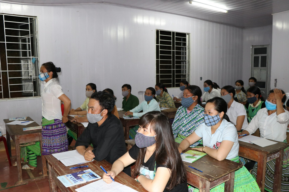 Một lớp xóa mù chữ cho đồng bào người Mông ở thôn Tấu Dưới, xã Trạm Tấu, huyện Trạm Tấu, tỉnh Yên Bái. (Ảnh: Việt Dũng/TTXVN)