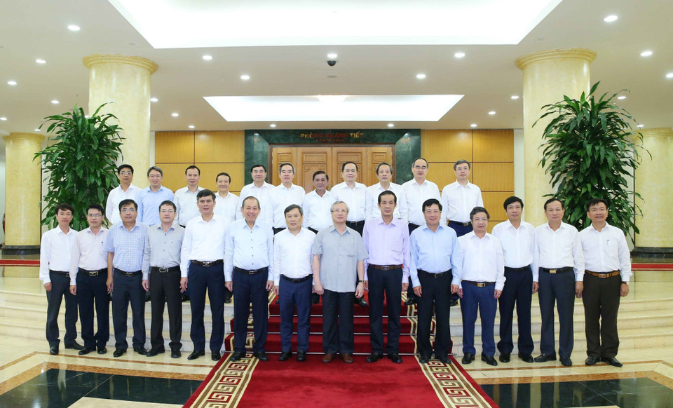 Ông Trần Quốc Vượng, Ủy viên Bộ Chính trị, Thường trực Ban Bí thư với các vị Bộ Chính trị và đại biểu dự buổi làm việc của Bộ Chính trị với Ban Thường vụ Tỉnh ủy Quảng Bình. (Ảnh: Phương Hoa/TTXVN)