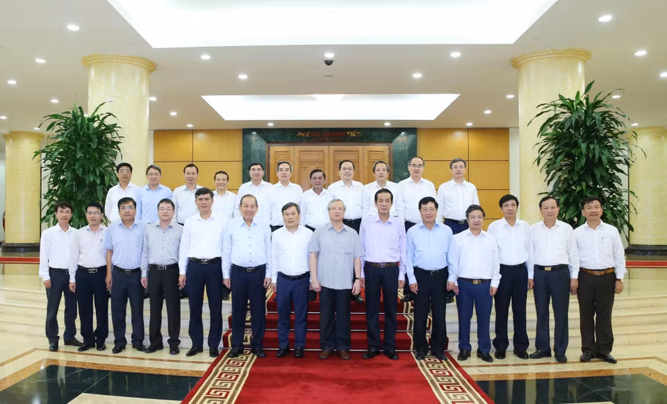 Ông Trần Quốc Vượng, Ủy viên Bộ Chính trị, Thường trực Ban Bí thư với các vị Bộ Chính trị và đại biểu dự buổi làm việc của Bộ Chính trị với Ban Thường vụ Tỉnh ủy Quảng Bình. (Ảnh: Phương Hoa/TTXVN)