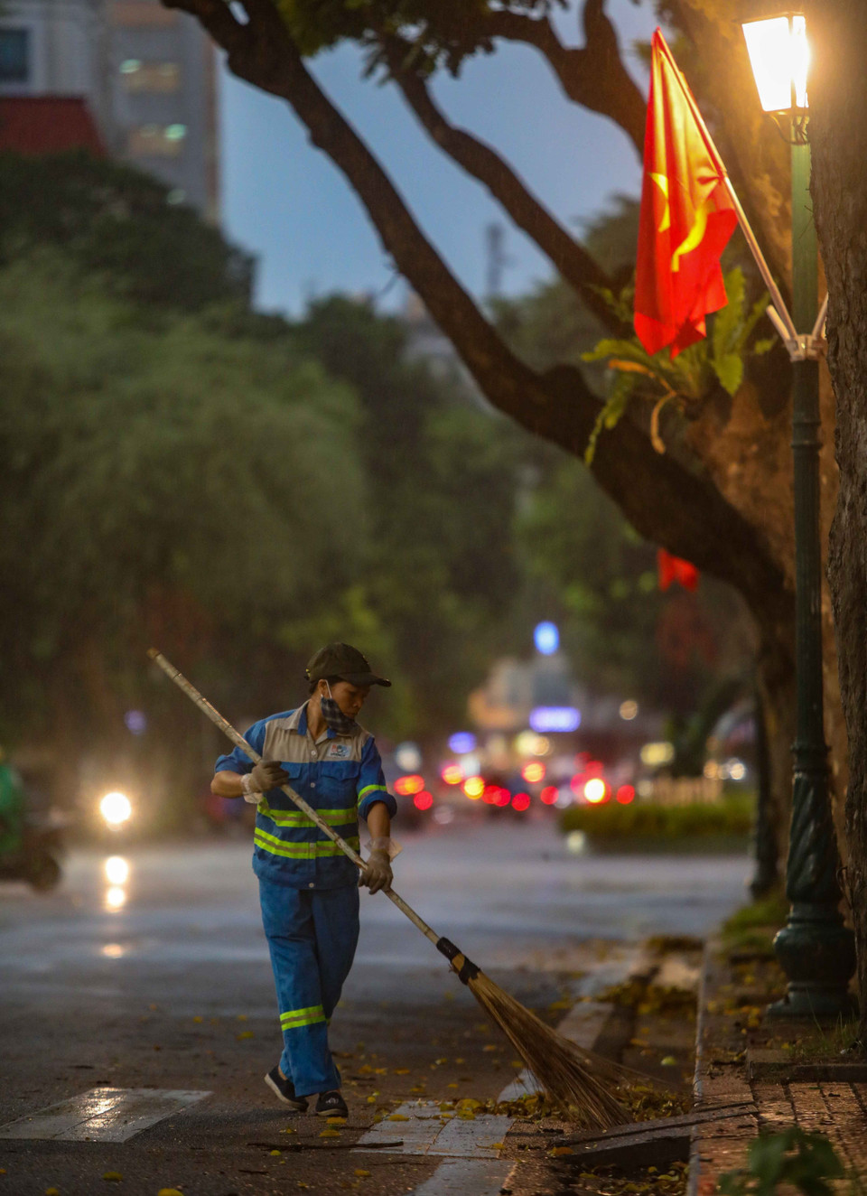 Thầm lặng vì một Hà Nội xanh-sạch-đẹp. (Ảnh: Thanh Tùng/TTXVN)