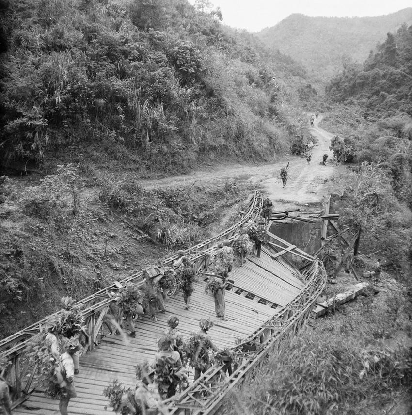 Trong Chiến dịch biên giới, ta đã loại khỏi vòng chiến đấu gần 10 tiểu đoàn địch (có 8 tiểu đoàn Âu-Phi, chiếm 41% lực lượng cơ động chiến lược của Pháp ở Đông Dương), diệt và bắt 8.296 tên, thu hơn 3.000 tấn vũ khí và đồ dùng quân sự, xóa sổ Liên khu biên giới Đông Bắc của địch. Trong ảnh: Vũ khí, khí tài của địch bị bộ đội ta thu được tại mặt trận Đông Khê trong Chiến dịch biên giới 1950. (Nguồn: TTXVN)