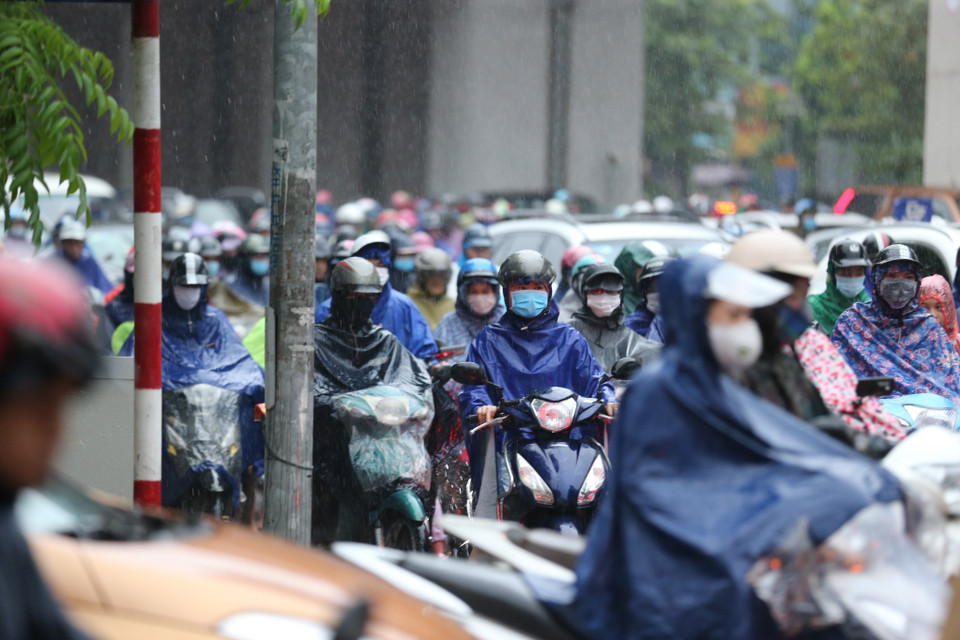 Do trời mưa lớn sáng 7/9 gây tắc đường và khó khăn hơn cho người tham gia giao thông. (Nguồn: TTXVN phát)