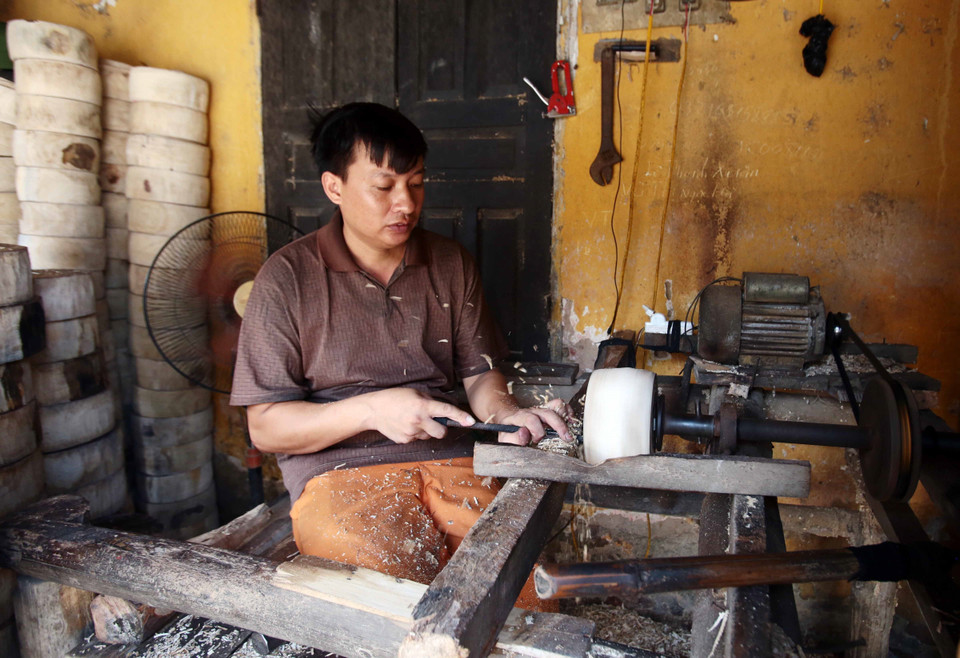 Chiếc trống nhìn đơn giản, nhưng gồm nhiều công đoạn như cưa gỗ, làm vành, đẽo, sơn, căng mặt trống... (Ảnh: Phạm Kiên/TTXVN)