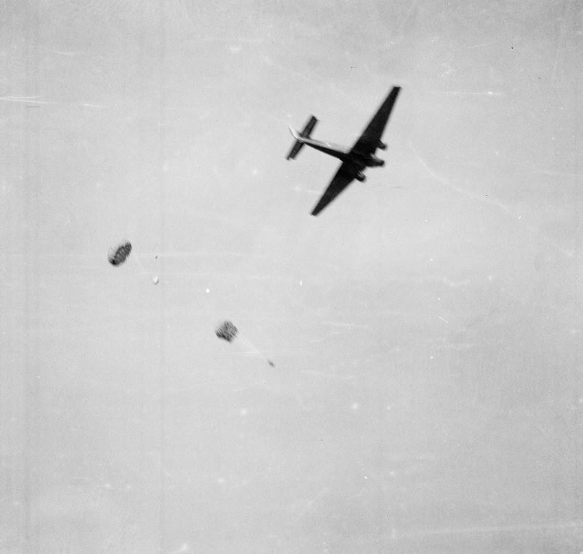 Trong Chiến dịch biên giới, ta đã loại khỏi vòng chiến đấu gần 10 tiểu đoàn địch (có 8 tiểu đoàn Âu-Phi, chiếm 41% lực lượng cơ động chiến lược của Pháp ở Đông Dương), diệt và bắt 8.296 tên, thu hơn 3.000 tấn vũ khí và đồ dùng quân sự, xóa sổ Liên khu biên giới Đông Bắc của địch. Trong ảnh: Lính Pháp ở mặt trận Đông Khê ra hàng trong Chiến dịch biên giới 1950. (Nguồn: TTXVN)