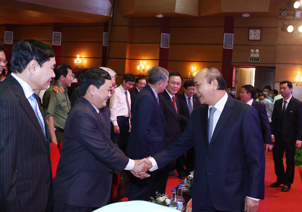 Thủ tướng Nguyễn Xuân Phúc với các đại biểu dự kỷ niệm 75 năm Ngày thành lập Đài tiếng nói Việt Nam(7/9/1945-7/9/2020). (Ảnh: Thống Nhất/TTXVN)