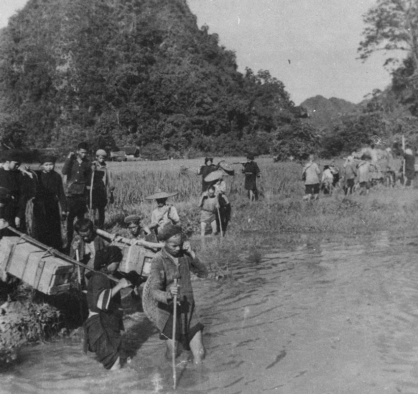 Các chiến sỹ thông tin liên lạc làm việc không kể ngày đêm, đảm bảo liên lạc thông suốt trong mọi tình huống, góp phần xứng đáng vào chiến thắng chung của Chiến dịch biên giới 1950. (Nguồn: TTXVN)