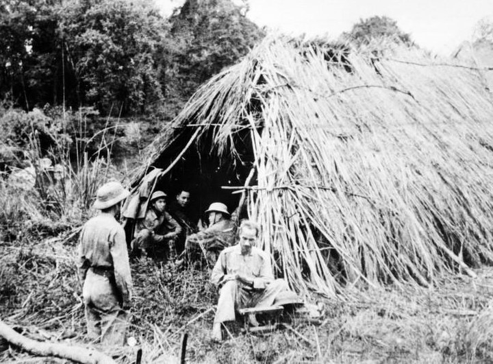 Hạ tuần tháng 8/1950, Chủ tịch Hồ Chí Minh đã lên đường ra mặt trận cùng Bộ Chỉ huy chiến dịch trực tiếp chỉ đạo chiến dịch. Trong ảnh: Chủ tịch Hồ Chí Minh trực tiếp viết chỉ thị ngay trước lều cỏ trên đường đi Chiến dịch Biên giới năm 1950. (Nguồn: TTXVN)
