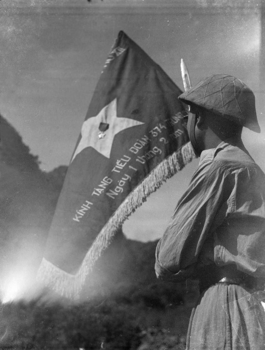 Để bảo đảm chắc thắng, Bộ Tổng Tư lệnh quyết định sử dụng nhiều đơn vị mạnh tham gia chiến dịch. Với tổng số lực lượng tương đương hai đại đoàn, Chiến dịch biên giới đã vượt tất cả các chiến dịch trước đây về quy mô sử dụng lực lượng. Trong ảnh: Tiểu đoàn 374 tham gia Chiến dịch biên giới 1950 phấn khởi lên đường. (Nguồn: TTXVN)