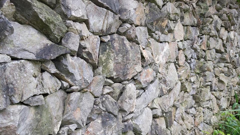 Bờ rào đá ở thôn Ca Ha, xã Giàng Chu Phìn, huyện Mèo Vạc (Hà Giang). (Ảnh: Nguyễn Chiến/TTXVN)