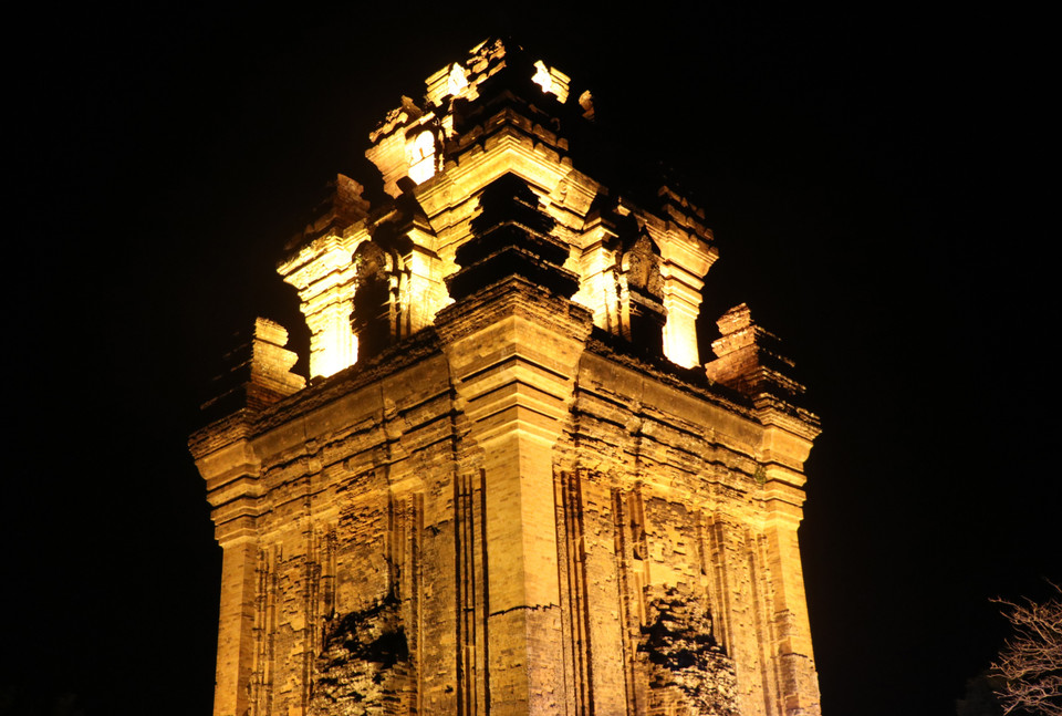 Tháp Nhạn trở nên lung linh huyền ảo hơn dưới ánh đèn khi vào ban đêm. (Ảnh: Phạm Cường/TTXVN)