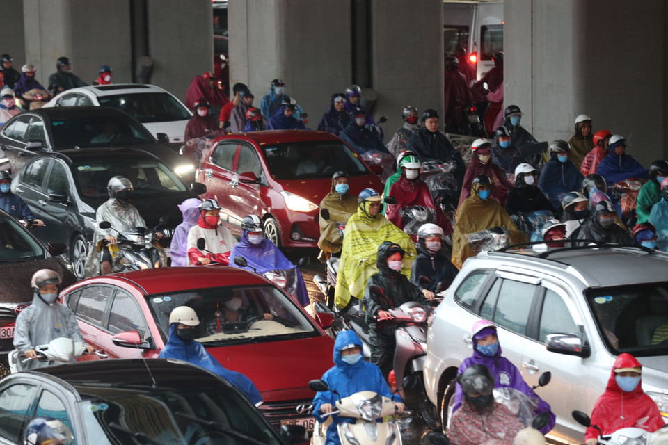 Dòng người ùn ứ nhích từng cm tại tuyến đường Nguyễn Trãi, Thanh Xuân. (Nguồn: TTXVN phát)