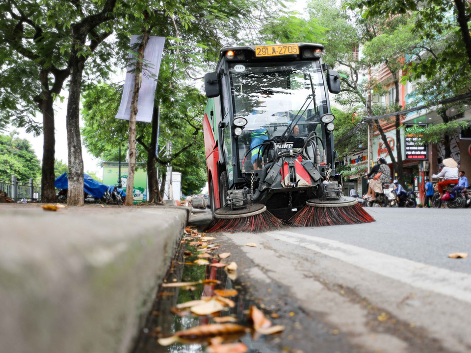 Xe hút bụi, quét rác mini góp phần cơ giới hóa việc vệ sinh môi trường đường phố. (Ảnh: Thanh Tùng/TTXVN)