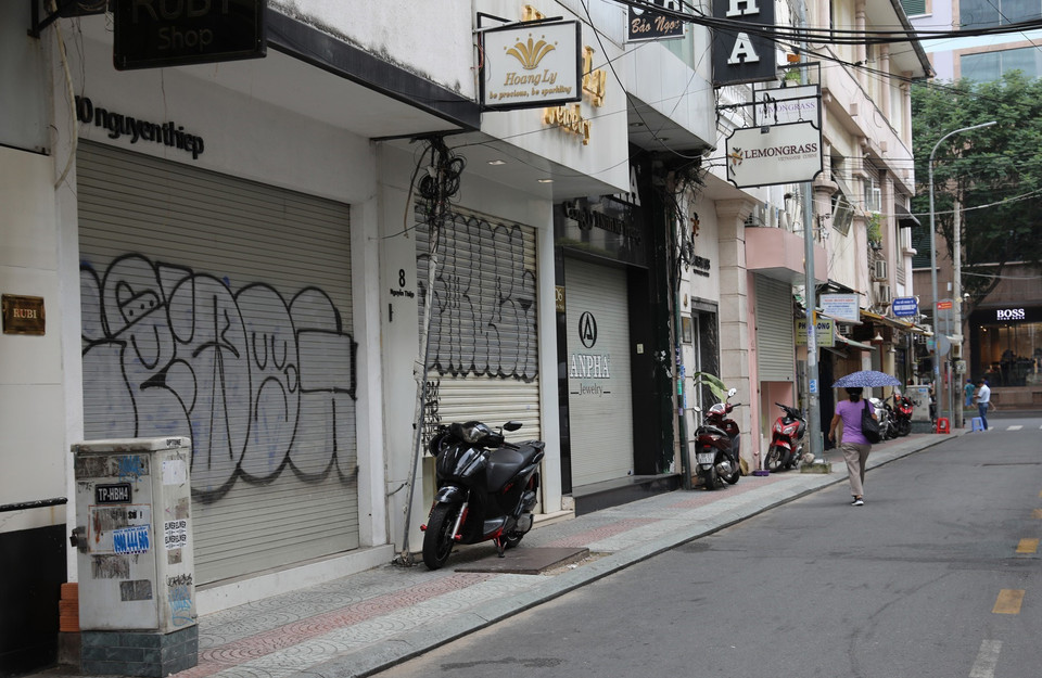 Nhiều cửa hàng trên đường Nguyễn Thiệp phải đóng cửa do COVID-19. (Ảnh: Ngọc Hà/TTXVN)