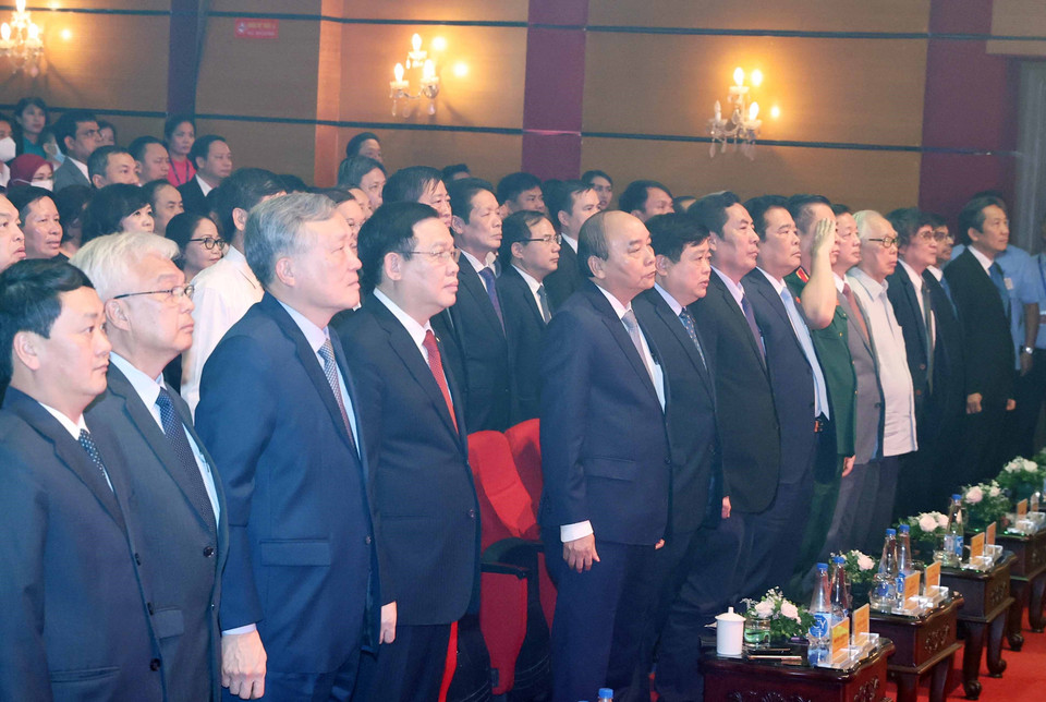 Thủ tướng Nguyễn Xuân Phúc với các đại biểu thực hiện nghi thức chào cờ. (Ảnh: Thống Nhất/TTXVN)