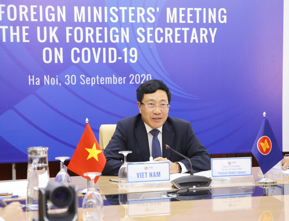 Chiều 30/9, tại Hà Nội, Phó Thủ tướng, Bộ trưởng Bộ Ngoại giao Phạm Bình Minh, Chủ tịch Ủy ban Quốc gia ASEAN 2020 và Bộ trưởng Ngoại giao và Phát triển, Bộ trưởng Thứ nhất Liên hiệp Vương quốc Anh và Bắc Ireland Dominic Raab dự cuộc họp trực tuyến giữa Bộ trưởng Ngoại giao các nước ASEAN với Bộ trưởng Ngoại giao Anh về hợp tác ứng phó với đại dịch COVID-19. (Ảnh: Doãn Tấn/TTXVN)