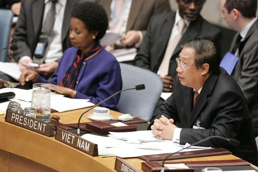 Ngày 5/10/2009, tại trụ sở LHQ ở New York (Mỹ), Phó Thủ tướng, Bộ trưởng Ngoại giao Phạm Gia Khiêm chủ trì phiên họp của Hội đồng Bảo an LHQ trong tháng Việt Nam làm Chủ tịch Hội đồng, với chủ đề do Việt Nam đề xuất Đáp ứng nhu cầu của phụ nữ và trẻ em gái thời kỳ hậu xung đột và thúc đẩy sự tham gia của phụ nữ vào các tiến trình hoà bình-an ninh dưới đề mục Phụ nữ, hòa bình và an ninh. (Nguồn: TTXVN phát)