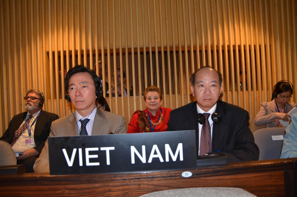 Ngày 11/11 /2015, tại Paris, trong khuôn khổ kỳ họp thứ 38 của Đại hội đồng Tổ chức Giáo dục, Khoa học và Văn hóa của Liên hợp quốc (UNESCO), Việt Nam đã được bầu là Ủy viên Hội đồng Chấp hành UNESCO nhiệm kỳ 2015-2019. Đây là lần thứ tư Việt Nam trúng cử vào Hội đồng chấp hành sau ba nhiệm kỳ 1978-1983, 2001-2005 và 2009-2013. Trong ảnh: Ông Phạm Sanh Châu, Tổng Thư ký Ủy ban quốc gia UNESCO của Việt Nam (bên trái) và Đại sứ Lê Hồng Phấn, Trưởng phái đoàn Việt Nam bên cạnh Tổ chức UNESCO nghe Ban Thư ký kỳ họp thông báo kết quả bầu cử. (Ảnh: Bích Hà/TTXVN)