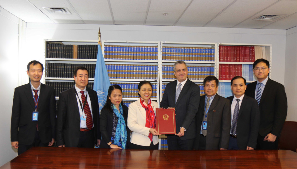 Việt Nam có nhiều đóng góp tích cực, chủ động trong lĩnh vực giải trừ quân bị và chống phổ biến, nhất là giải trừ vũ khí hạt nhân và các loại vũ khí huỷ diệt hàng loạt khác. Trong ảnh: Ngày 17/5/2018, tại New York (Mỹ), Đại sứ Nguyễn Phương Nga, Trưởng Phái đoàn đại diện thường trực Việt Nam tại LHQ trao thư phê chuẩn Hiệp định cấm Vũ khí hạt nhân cho đại diện Ban thư ký LHQ. (Ảnh: Nguyễn Hữu Hoàng/TTXVN)