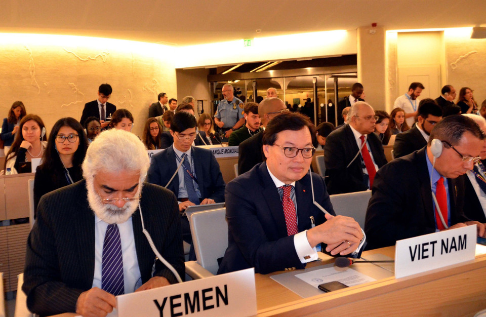 Được tín nhiệm bầu vào Hội đồng Nhân quyền (nhiệm kỳ 2014-2016), Việt Nam đã tham gia tích cực vào các nỗ lực thúc đẩy quyền con người trên thế giới, đã đề xuất và được thông qua Nghị quyết về tác động của biến đổi khí hậu với quyền trẻ em, đưa ra và tham gia nhiều sáng kiến như bảo vệ quyền lao động của người khuyết tật, bảo đảm môi trường làm việc an toàn cho người lao động trên biển, tăng cường giáo dục, phòng chống buôn bán phụ nữ và trẻ em gái. Trong ảnh: Đại sứ Dương Chí Dũng dẫn đầu đoàn Việt Nam tham dự Khóa họp thứ 42 Hội đồng Nhân quyền LHQ, ngày 9/9/2019, tại Trụ sở Liên hợp quốc ở Geneva, Thụy Sĩ. (Ảnh: Tố Uyên/TTXVN)