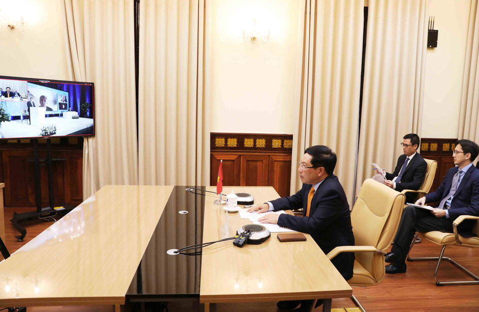 Tối 8/5/2020, Phó Thủ tướng, Bộ trưởng Bộ Ngoại giao Phạm Bình Minh dự và phát biểu tại Phiên họp trực tuyến Cấp cao của HĐBA LHQ với chủ đề: 75 năm sau Chiến tranh thế giới lần thứ hai tại châu Âu - Bài học rút ra để ngăn ngừa thảm kịch trong tương lai, trách nhiệm của Hội đồng Bảo an. (Ảnh: Lâm Khánh/TTXVN)