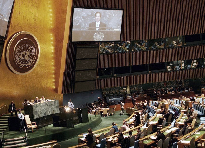 Việt Nam có nhiều đóng góp tích cực, chủ động trong lĩnh vực giải trừ quân bị và chống phổ biến, nhất là giải trừ vũ khí hạt nhân và các loại vũ khí huỷ diệt hàng loạt khác. Trong ảnh: Ngày 25/9/2009, tại trụ sở LHQ ở New York (Mỹ), Chủ tịch nước Nguyễn Minh Triết phát biểu tại Khoá họp 64 Đại hội đồng LHQ với chủ đề Không phổ biến vũ khí hạt nhân và giải trừ vũ khí hạt nhân. (Ảnh: Nguyễn Khang/TTXVN)