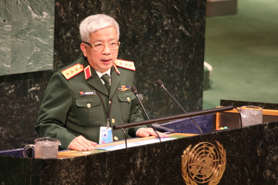 Trên cương vị Ủy viên không thường trực HĐBA LHQ 2 nhiệm kỳ (2008-2009 và 2020-2021), Việt Nam đã tham gia tích cực vào các nỗ lực ngăn ngừa khủng hoảng, gìn giữ hoà bình, có những đề xuất quan trọng về bảo vệ phụ nữ và trẻ em, thúc đẩy quyền con người trong xung đột và xây dựng hòa bình, hậu xung đột, cải tổ phương pháp làm việc của HĐBA LHQ... Trong ảnh: Thượng tướng Nguyễn Chí Vịnh, Thứ trưởng Bộ Quốc phòng phát biểu tại Hội nghị Bộ trưởng Quốc phòng về giữ gìn hòa bình do LHQ tổ chức, ngày 29/3/2019. (Ảnh: Hữu Thanh/TTXVN)