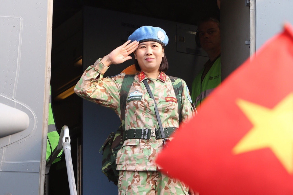 Tham gia hoạt động gìn giữ hòa bình của LHQ là điểm sáng thể hiện tinh thần đối tác có trách nhiệm của Việt Nam. Tháng 6/2014, Việt Nam lần đầu tiên cử lực lượng tham gia các hoạt động gìn giữ hòa bình của LHQ. Việt Nam cũng đã cử nhiều sĩ quan quân đội và 2 bệnh viện dã chiến cấp II số 1, số 2 tham gia các hoạt động gìn giữ hòa bình của LHQ tại Nam Sudan. Trong ảnh: Cán bộ, chiến sỹ Bệnh viện dã chiến cấp 2 số 2 chào tạm biệt người thân và đồng đội lên đường làm nhiệm vụ tại Phái bộ Nam Sudan. (Ảnh: Dương Giang/TTXVN)
