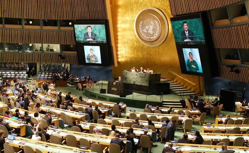 Việt Nam tích cực tham gia các tiến trình đàm phán nhằm phát triển luật pháp quốc tế, xây dựng các khuôn khổ mở rộng hợp tác, củng cố môi trường hoà bình, ổn định, chú trọng bảo vệ lợi ích của các nước đang phát triển. Trong ảnh: Chiều 25/9/2015, tại Trụ sở LHQ ở New York (Mỹ), Chủ tịch nước Trương Tấn Sang phát biểu tại phiên khai mạc Hội nghị Thượng đỉnh LHQ để thông qua Chương trình nghị sự 2030 về Phát triển bền vững. (Ảnh: Nguyễn Khang/TTXVN)