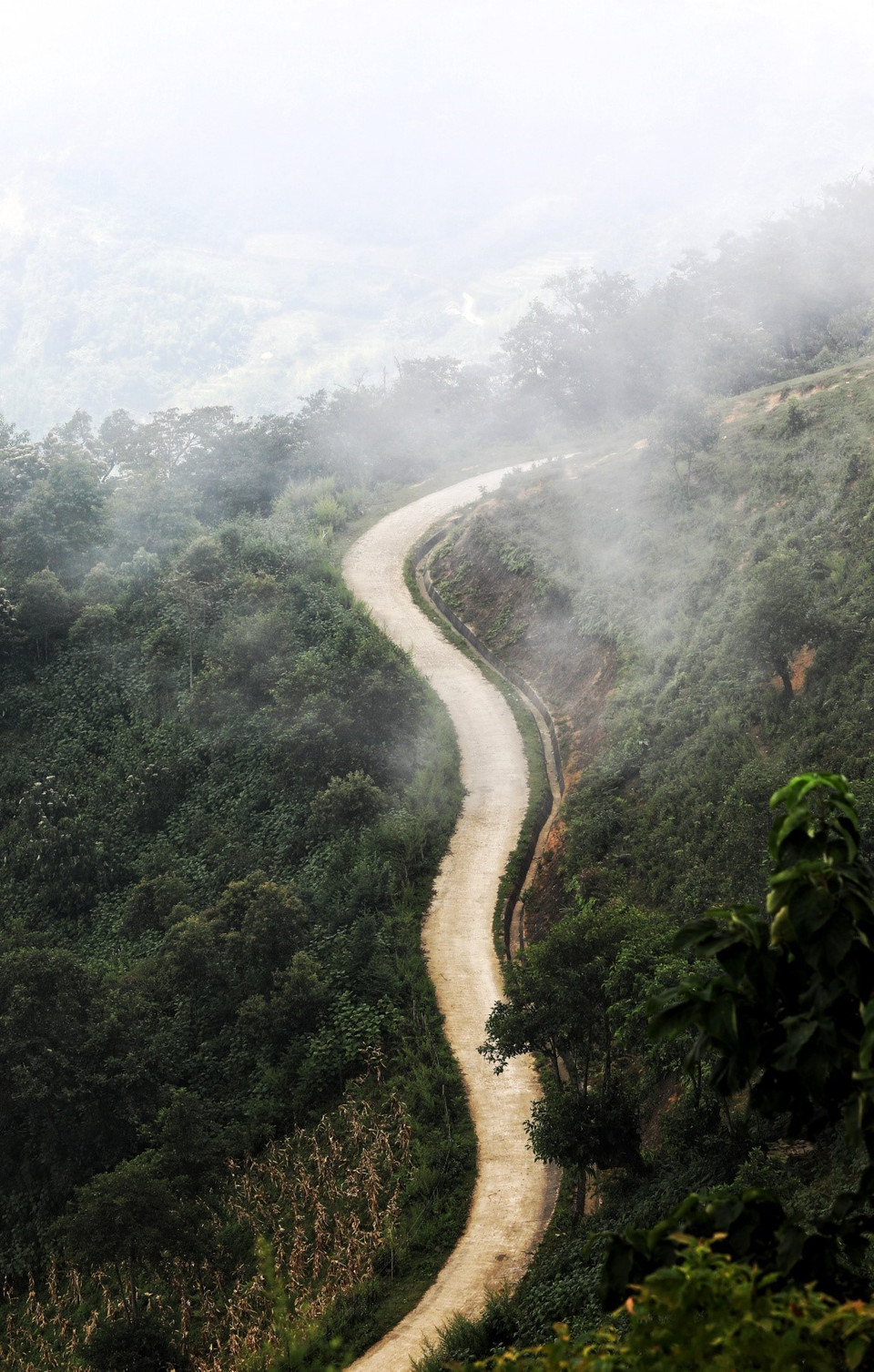 Những con đường uốn lượn lên đỉnh Ngải Thầu ẩn khuất trong mây. (Ảnh: Thành Đạt/TTXVN)