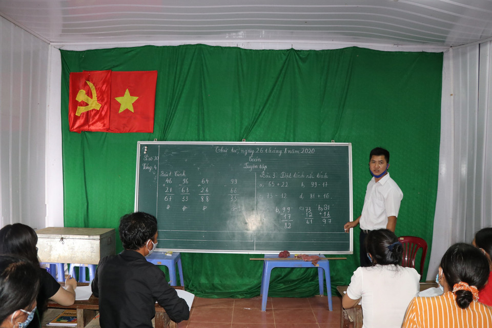Thầy Ngô Ngọc Năm, giáo viên trường Phổ thông dân tộc nội trú Tiểu học và Trung học cơ sở xã Trạm Tấu, giảng bài cho các học sinh lớp xóa mù chữ. (Ảnh: Việt Dũng/TTXVN)