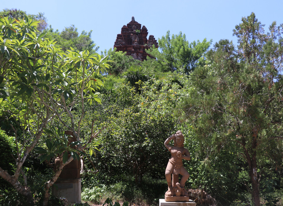 Các bức tượng bằng đá được trưng bày trong khuôn viên tháp. (Ảnh: Phạm Cường/TTXVN)