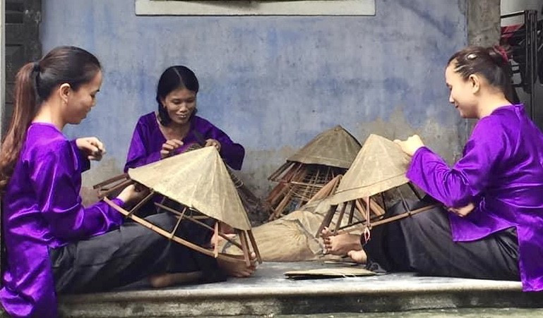 Nón lá sen được làm nên từ bàn tay khéo léo của các phụ nữ làng nghề làm nón Đốc Sơ (Thừa Thiên-Huế). (Ảnh: Mai Trang/TTXVN)