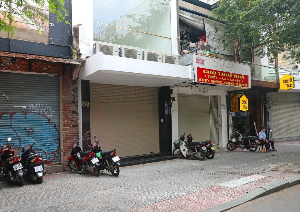 Nhiều cửa hàng trên đường Lý Tự Trọng đã phải đóng cửa, treo biển cho thuê lại do ế ẩm. (Ảnh: Ngọc Hà/TTXVN)