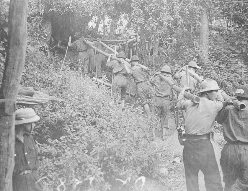 Bộ đội ta vận chuyển nhiều loại vũ khí vào mặt trận để tham gia Chiến dịch biên giới 1950. (Nguồn: TTXVN)