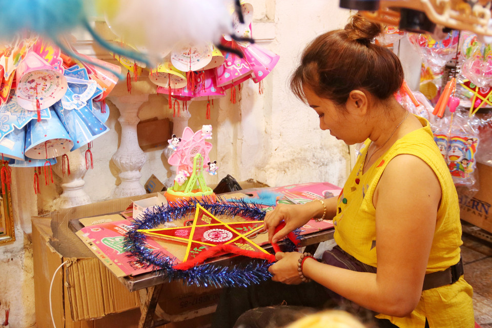 Làm đèn ông sao tại phố lồng đèn Lương Nhữ Học (Quận 5). (Ảnh: Thu Hương/TTXVN)