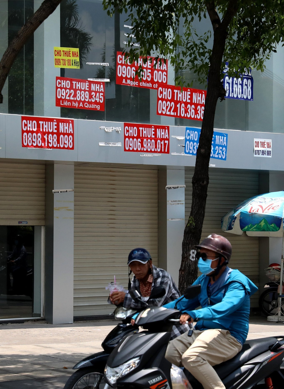 Những tấm biển cho thuê lại nhà trên đường Nguyễn Văn Trỗi. (Ảnh: Ngọc Hà/TTXVN)