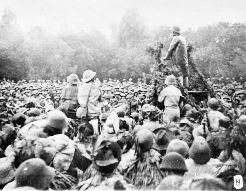 Hạ tuần tháng 8/1950, Chủ tịch Hồ Chí Minh đã lên đường ra mặt trận cùng Bộ Chỉ huy chiến dịch trực tiếp chỉ đạo chiến dịch. Trên đường ra mặt trận, Người ân cần thăm hỏi, nắm thêm tình hình, động viên bộ đội, dân công. Trong ảnh: Bác Hồ thăm và nói chuyện với cán bộ, chiến sỹ tham gia Chiến dịch biên giới 1950. (Nguồn: TTXVN)