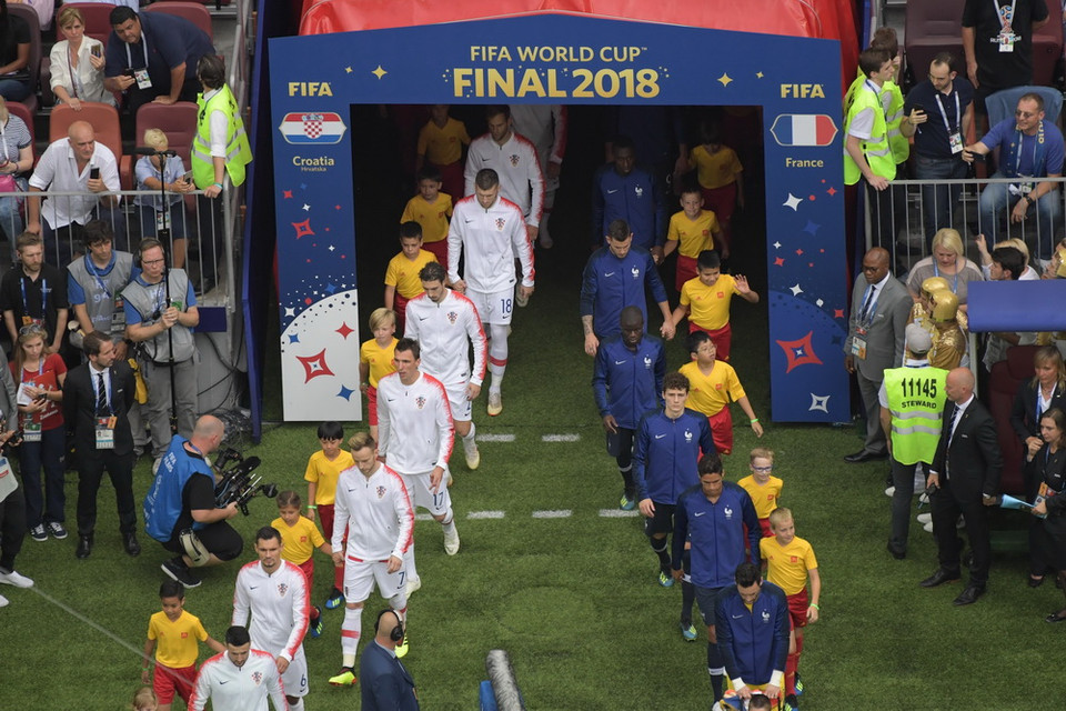 Lễ bế mạc World Cup 2018 kết thúc khi cầu thủ hai đội Pháp và Croatia tiến ra sân để làm các thủ tục trước khi bắt đầu trận chung kết. (Nguồn: AFP/TTXVN)