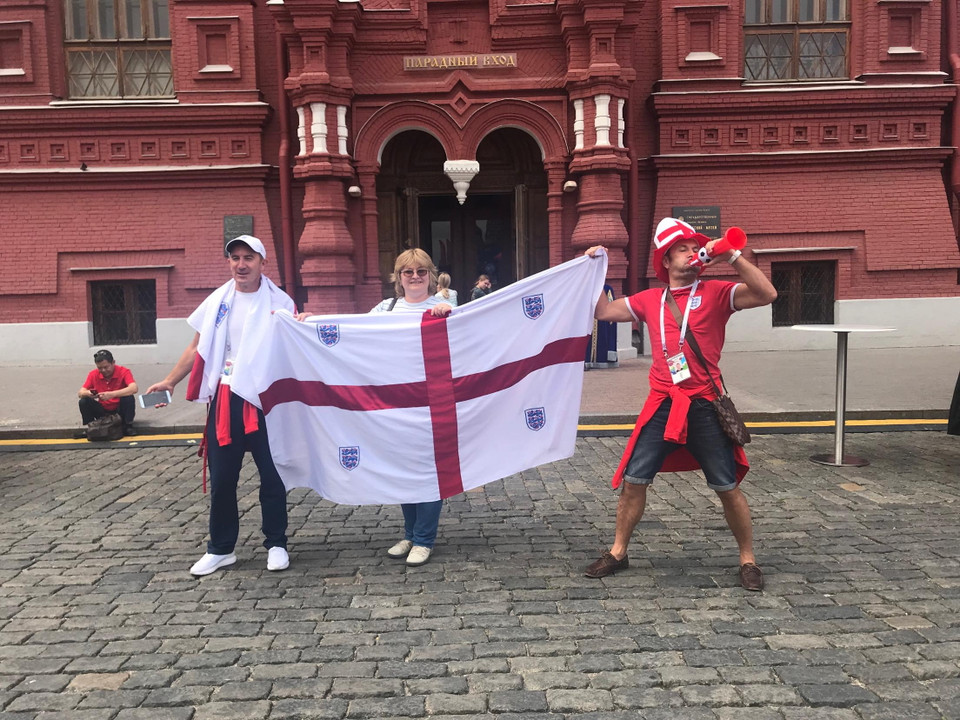 Cổ động viên Anh thổi kèn hâm nóng bầu không khí trước trận đấu Anh-Croatia. (Nguồn: Vietnam+)